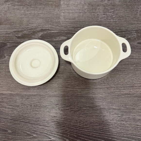 New In Box Mini Round Ceramic Cocotte Set of 2 - Picture 8 of 11